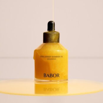 Babor Soul & Body Shimmer Oil – luksuslik säraõli klaaspudelis, kuldse läike ja pipetiga, taustal hele minimalistlik pind.