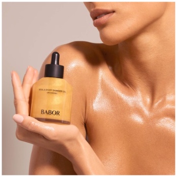 Naine hoiab Babor Soul & Body Shimmer Oil'i – nahk särab kuldselt pärast säraõli kasutamist, luksuslik kehahooldus.
